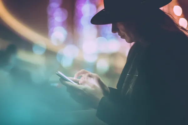 4777BAT লগইন — মুহূর্তেই অ্যাক্সেস করুন আপনার নিরাপদ অ্যাকাউন্ট ক্যাসিনো চিপে ঘেরা এক আত্মবিশ্বাসী ডিলার খেলোয়াড়দের 4777BAT অ্যাকাউন্টে লগইন করতে আহ্বান করছেন—যা দ্রুত ও সহজ লগইন সুবিধাকে উপস্থাপন করে।